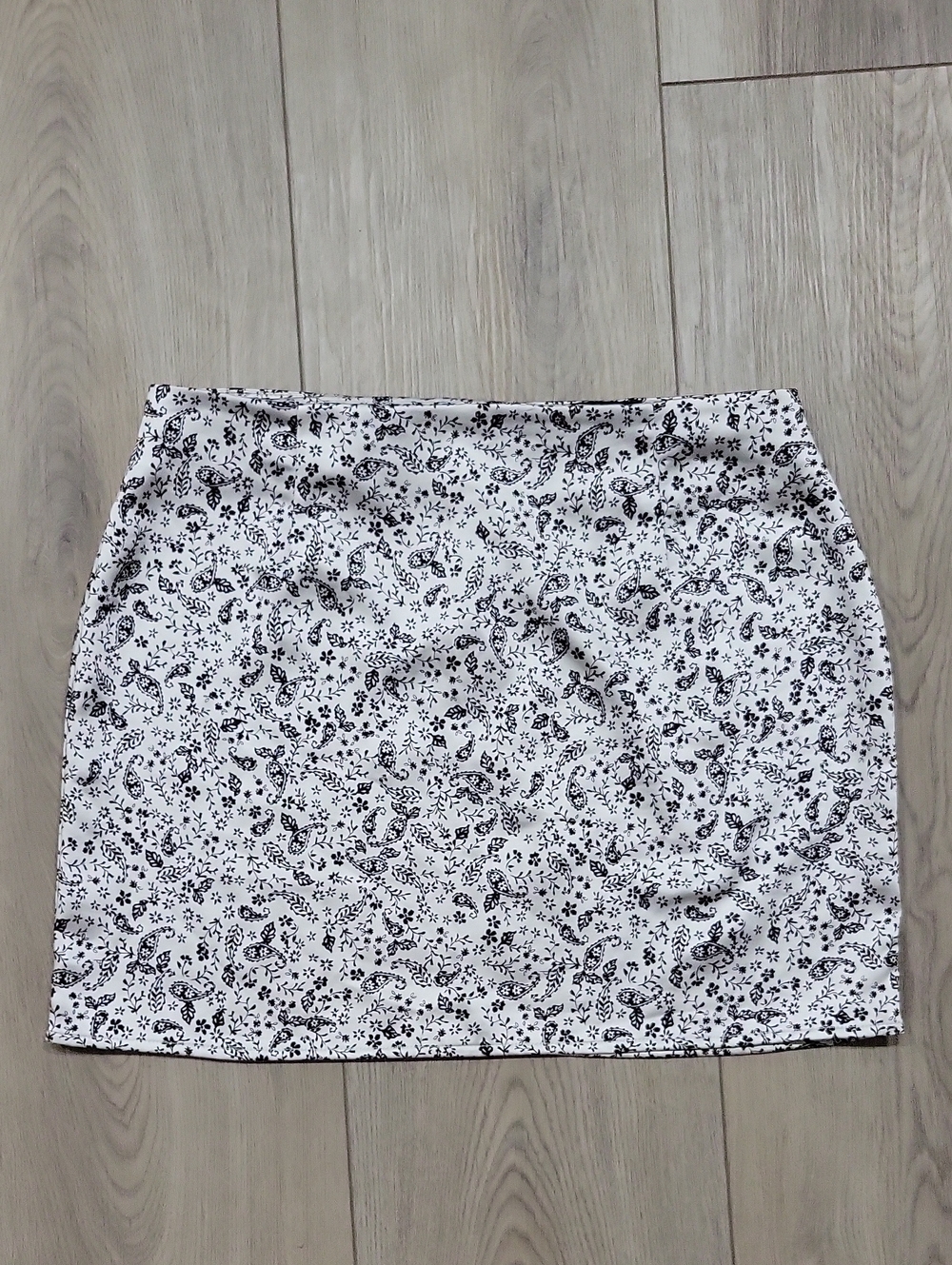 Kendall & Kylie White Mini Skirt with Black Paisley Floral Print